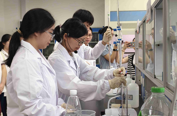 監(jiān)測(cè)人員向?qū)W生演示水中鈣鎂離子總硬度的檢測(cè)方法