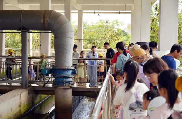 小朋友們參觀凈水過(guò)程