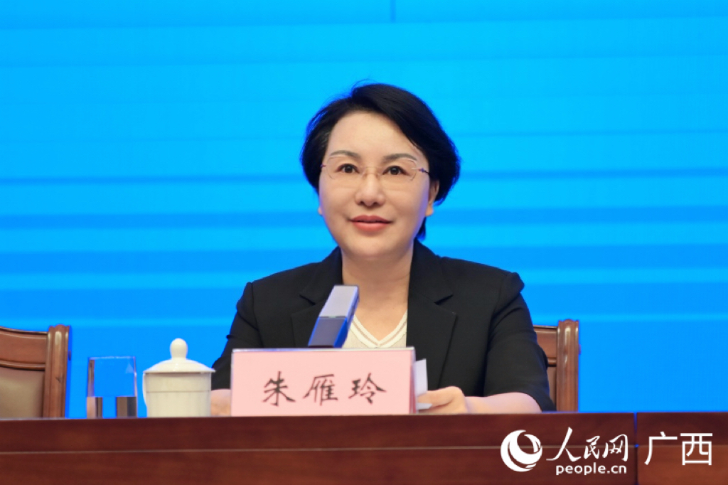 廣西商務(wù)廳黨組成員、副廳長朱雁玲介紹活動(dòng)相關(guān)情況。人民網(wǎng) 雷琦竣攝
