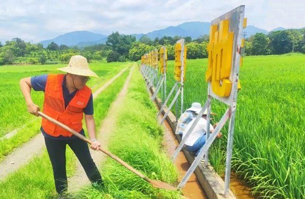 平安工作人員協(xié)助農(nóng)戶加固清渠。平安產(chǎn)險(xiǎn)廣西分公司供圖