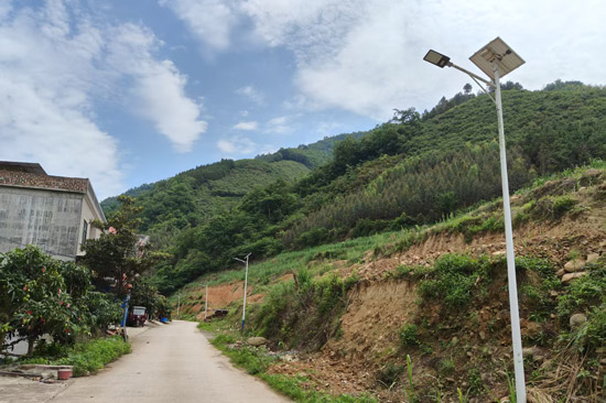 太陽能路燈。李顯珠 攝