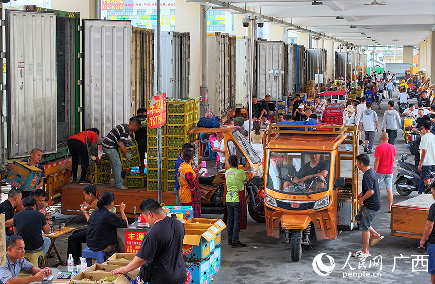 南寧海吉星水果批發(fā)市場東盟水果交易區(qū)。人民網(wǎng) 付華周攝