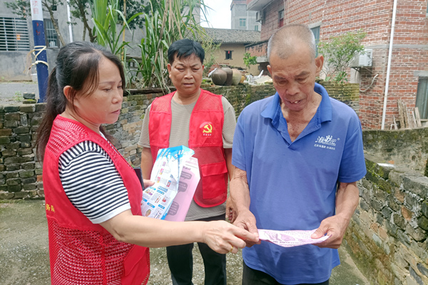 黨員志愿者向群眾宣傳防汛知識(shí)。李德昌攝