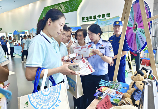 民警向企業(yè)員工宣傳禁毒知識。李思鵬攝