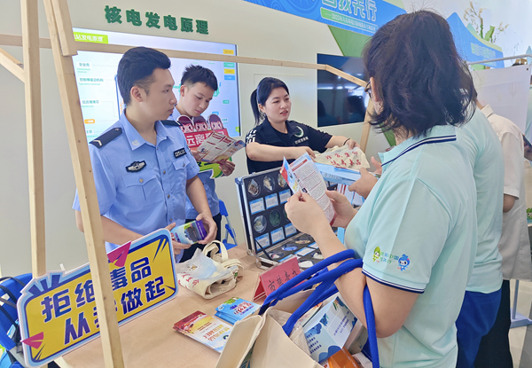 民警向企業(yè)員工宣傳禁毒知識。李思鵬攝