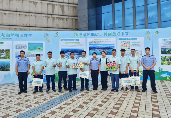 民警與企業(yè)員工代表合影。