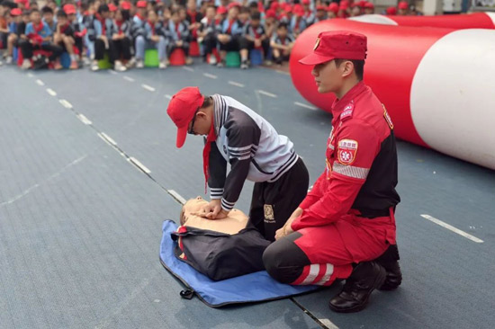 現(xiàn)場教授心肺復蘇正確操作方法