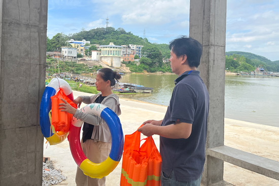 人大代表實地檢查救援設備是否完好