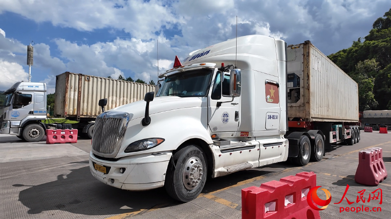 車輛34H05241等候入關(guān)。人民網(wǎng) 雷琦竣攝