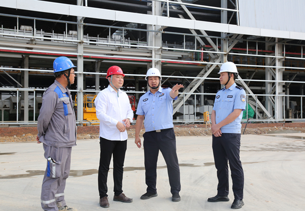 民警在現(xiàn)場開展日常巡邏。李聰攝