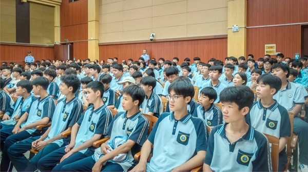 學生現(xiàn)場觀看庭審。