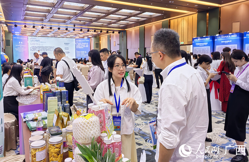 與會(huì)人員洽談交流。人民網(wǎng) 付華周攝