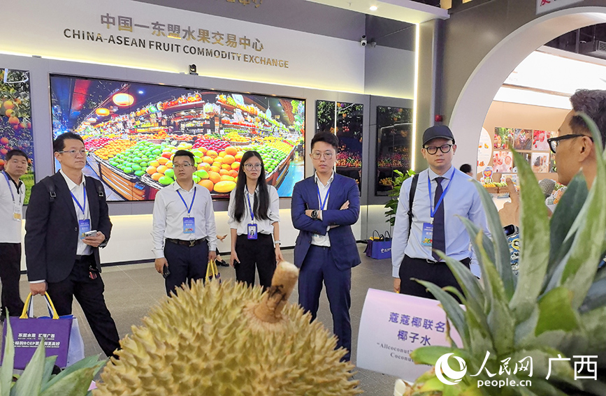 與會(huì)人員在東盟水果展區(qū)參觀了解相關(guān)情況。人民網(wǎng) 付華周攝