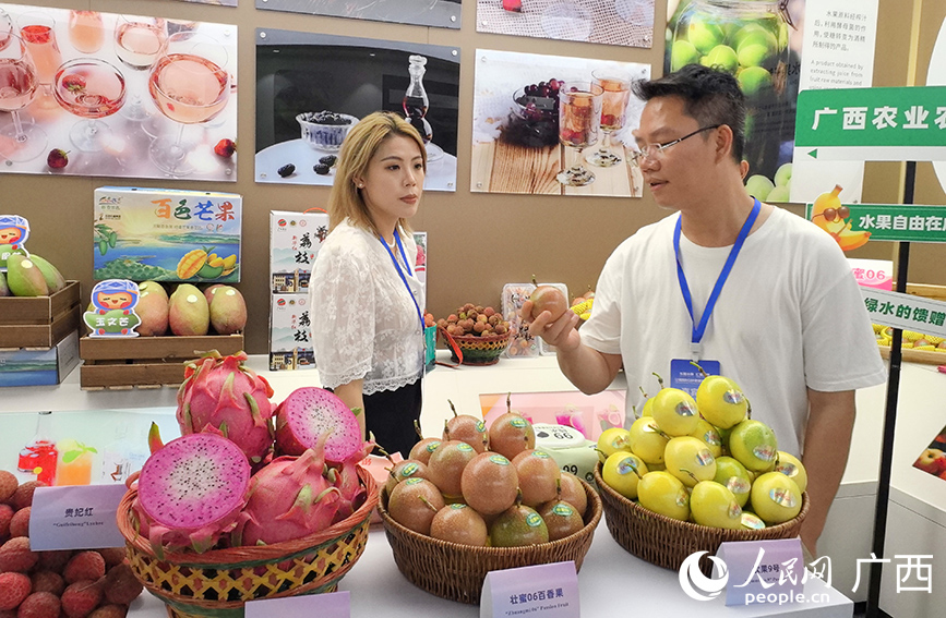 與會(huì)人員在廣西水果展區(qū)參觀。人民網(wǎng) 付華周攝