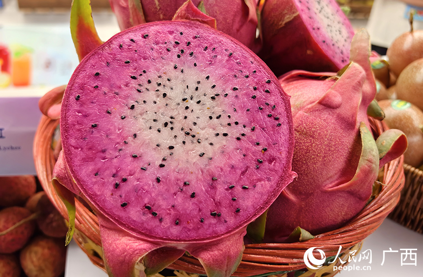 色澤鮮艷的 火龍果。人民網(wǎng) 付華周攝