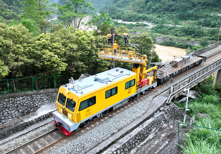 接觸網(wǎng)工在維修作業(yè)。蔡星宏攝