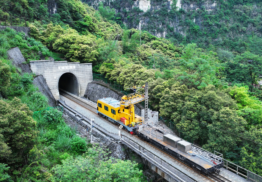 接觸網(wǎng)工對(duì)接觸網(wǎng)設(shè)備進(jìn)行檢修。戴雍樺攝