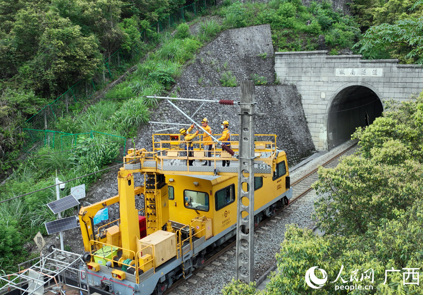 接觸網(wǎng)工對(duì)設(shè)備進(jìn)行檢修。人民網(wǎng)記者 王勇攝