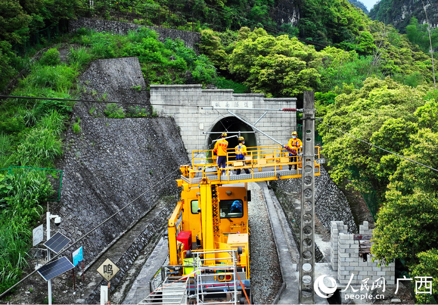 接觸網(wǎng)工對設(shè)備進(jìn)行檢修。人民網(wǎng)記者 王勇攝