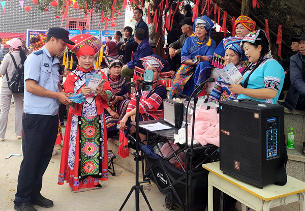 平福派出所在民族節(jié)日“歌坡節(jié)”期間向群眾開展法治宣傳。 陳映宏