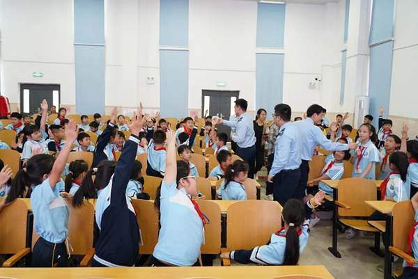 圖為八步區(qū)稅務局開展“文化潤山”青少年普法宣傳活動