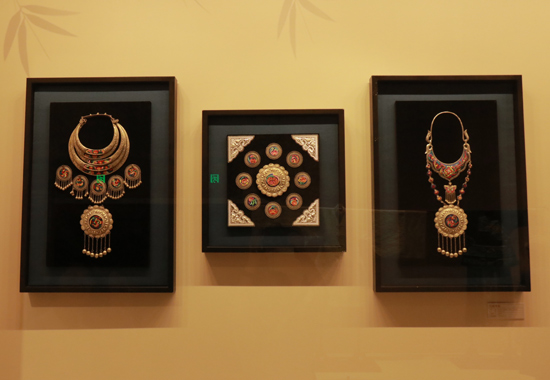 刺繡銀飾作品《行歌坐夜》。廣西民族大學(xué)供圖