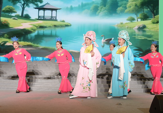 宜州彩調(diào)學(xué)會(huì)藝術(shù)團(tuán)的彩調(diào)音樂劇《梁山伯與祝英臺(tái)·十八相送》。廣西民族大學(xué)供圖