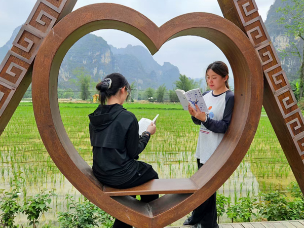 創(chuàng)新“稻田閱讀”模式 探索文旅融合新路徑近日，大新縣明仕村創(chuàng)新推出的“稻田閱讀”文旅融合項(xiàng)目引發(fā)廣泛關(guān)注。該項(xiàng)目巧妙結(jié)合當(dāng)?shù)靥厣r(nóng)耕文化與現(xiàn)代閱讀需求，讓游客在稻浪翻滾的田園間品讀經(jīng)典，開創(chuàng)了“自然生態(tài)+文化體驗(yàn)”的新型文旅模式，給游客帶來“詩(shī)與遠(yuǎn)方”的獨(dú)特體驗(yàn)?！驹敿?xì)】 