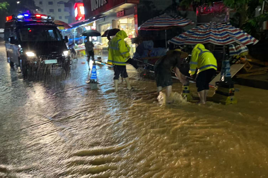 民警輔警對低洼路段設(shè)置安全警戒線。凌云縣公安局供圖