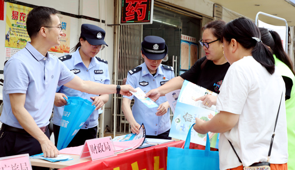 工作人員向過往群眾普及金融安全知識(shí)。