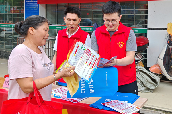 工作人員向過往群眾普及金融安全知識(shí)。