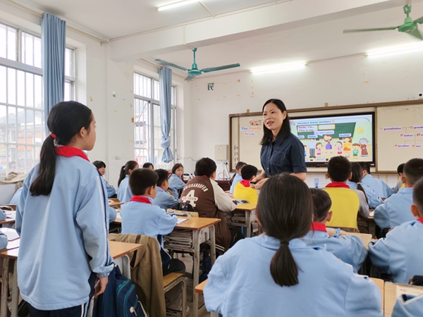 老師在課堂上與學(xué)生互動(dòng)。