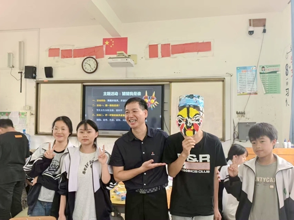 支教老師在上《面具》課。