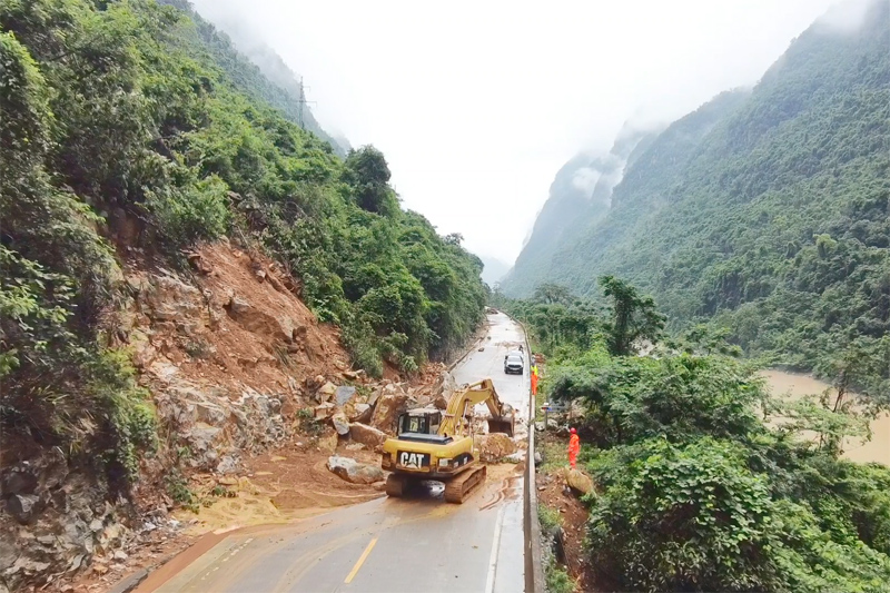 天峨縣S317線路段路段塌方處置現(xiàn)場。陳泓宇攝