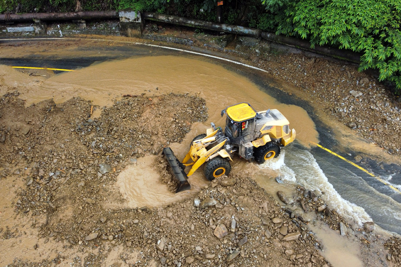 塌方現(xiàn)場緊急清障中。陳泓宇攝