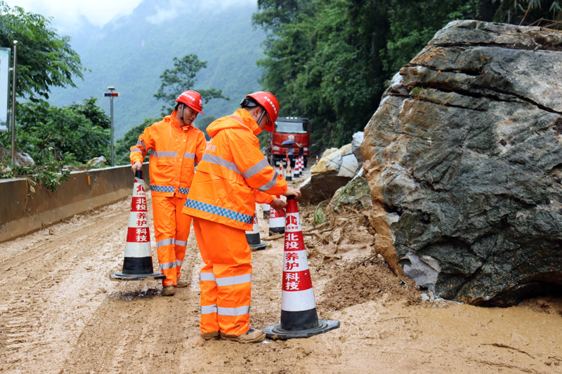 天峨縣S317線路段現(xiàn)場布設(shè)警示錐桶。陳泓宇攝