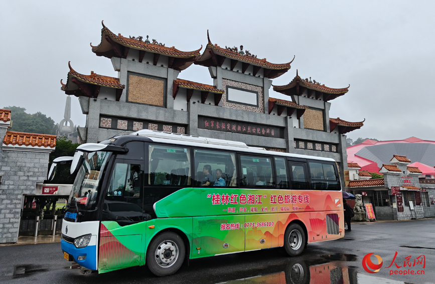 紅色旅游巴士。人民網(wǎng)記者 朱曉玲攝