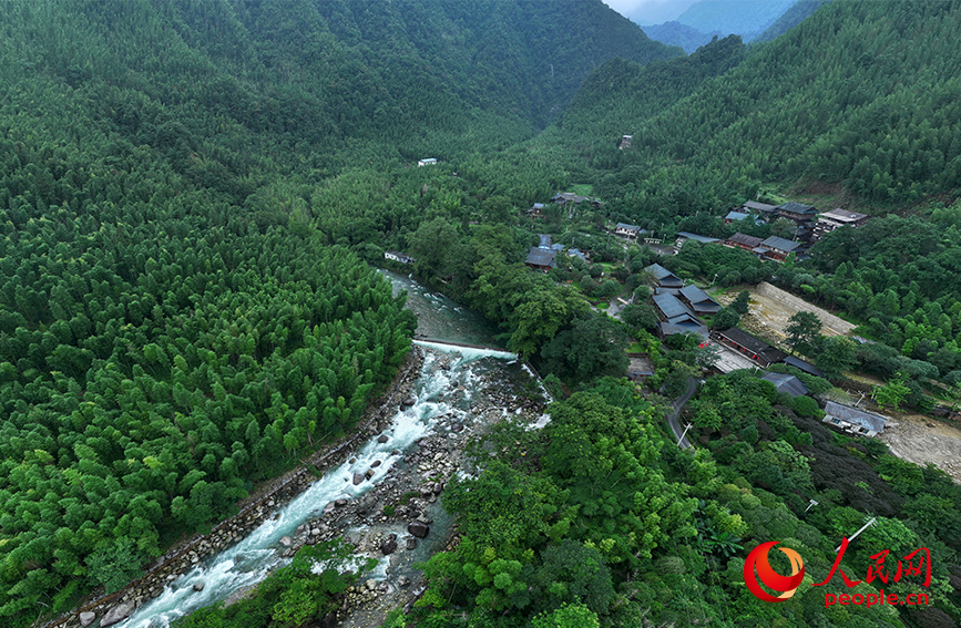 俯瞰廣西桂林興安縣華江瑤族鄉(xiāng)。人民網(wǎng) 雷琦竣攝