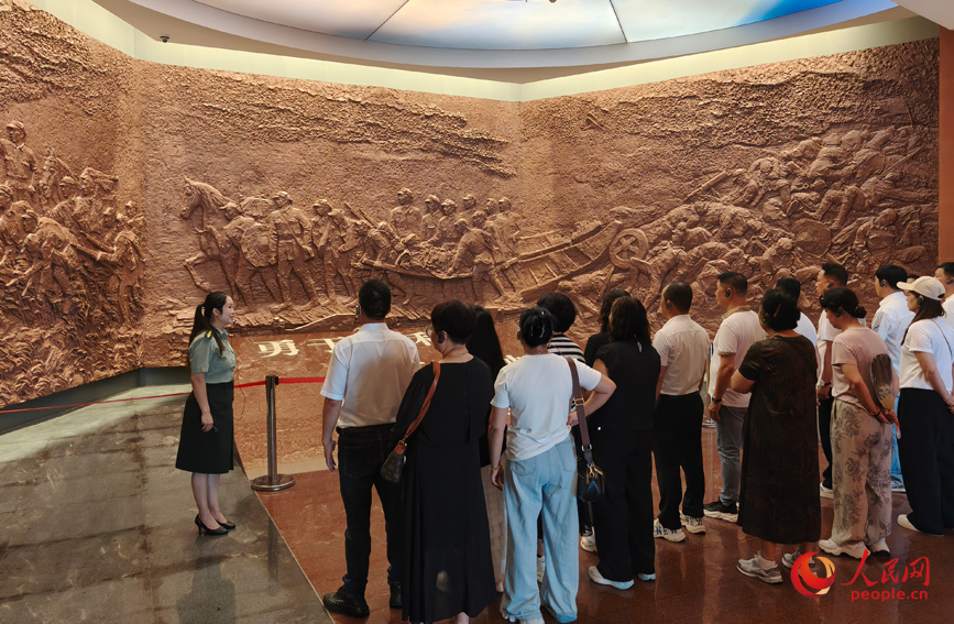 游客深入了解紅軍長(zhǎng)征故事。人民網(wǎng)記者 朱曉玲攝