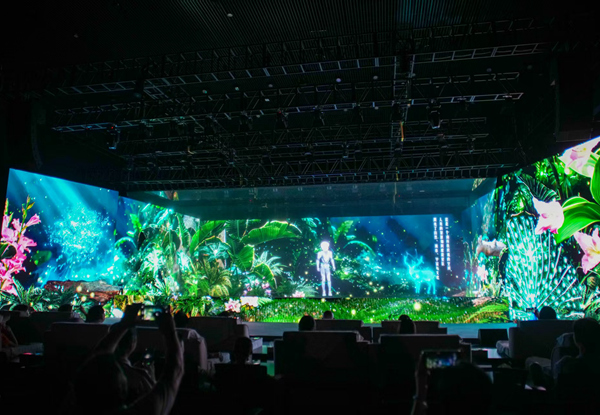 海外華文媒體參觀夢幻臨境AI展演中心。主辦方供圖