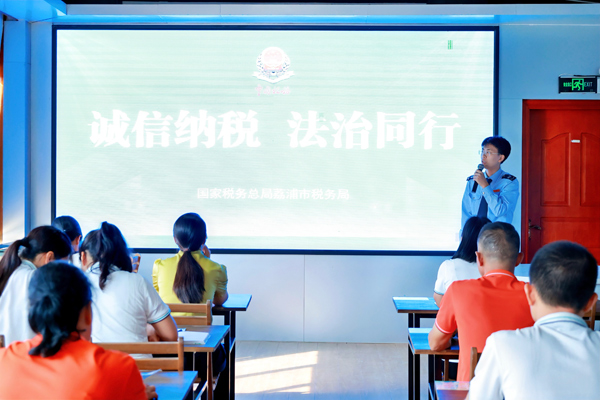 國(guó)家稅務(wù)總局荔浦市稅務(wù)局聯(lián)合市司法局走進(jìn)轄區(qū)重點(diǎn)企業(yè)，聯(lián)動(dòng)開展普法宣傳活動(dòng)。張家佳攝