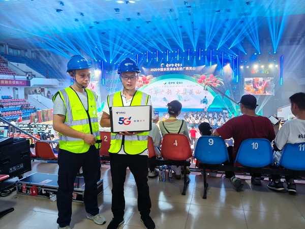 保障人員在活動現(xiàn)場進行網(wǎng)絡(luò)調(diào)優(yōu)。陳彥文攝