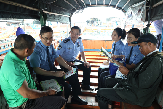 向漁民普及禁毒知識(shí)