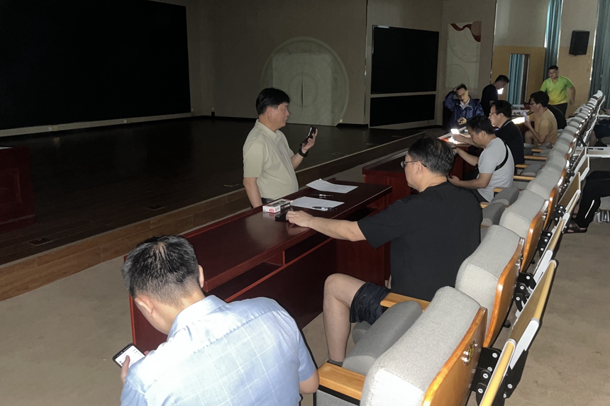 學(xué)校召開搶險(xiǎn)部署會(huì)。廣西現(xiàn)代職院供圖