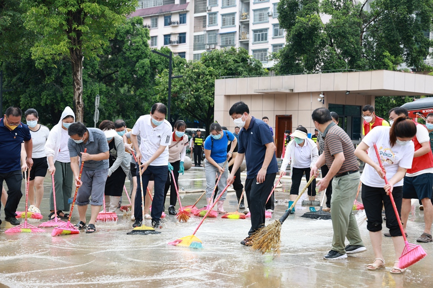 學(xué)校領(lǐng)導(dǎo)帶領(lǐng)師生做好清污恢復(fù)工作。廣西現(xiàn)代職院供圖