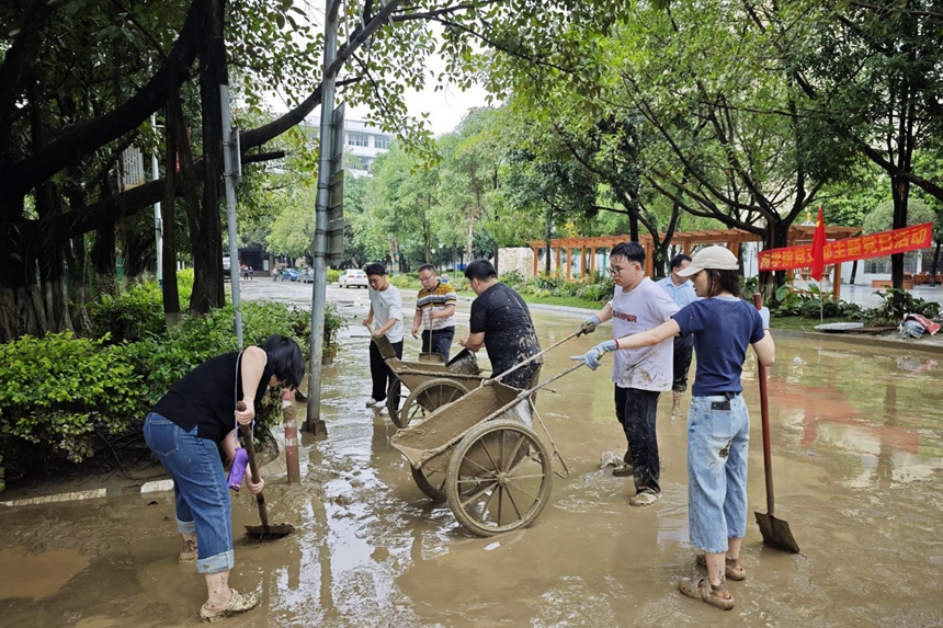 商學(xué)院組織教師黨員清理打掃主干道。廣西現(xiàn)代職院供圖