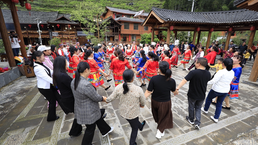在車田石山底，村民和游客共舞