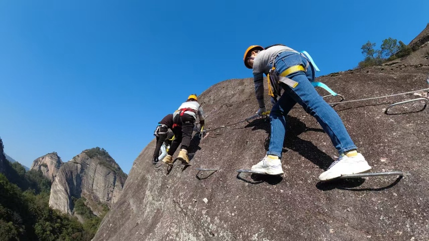 在八角寨景區(qū)，游客正在體驗(yàn)飛拉達(dá)項(xiàng)目