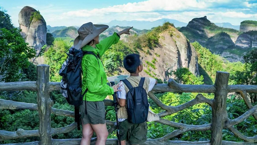 親子研學(xué)攀登古木沖