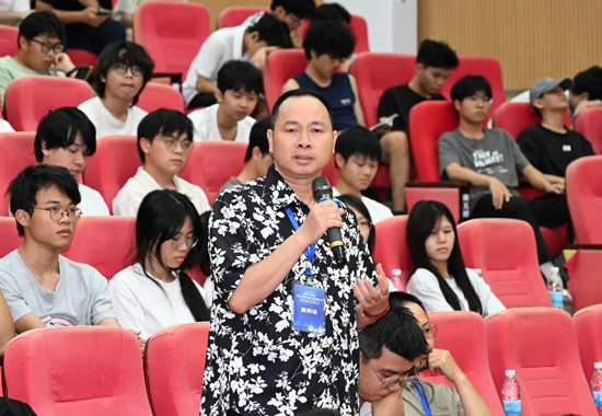 坭興陶業(yè)界人士圍繞坭興陶產(chǎn)業(yè)立法發(fā)表意見建議。譚乃豪攝